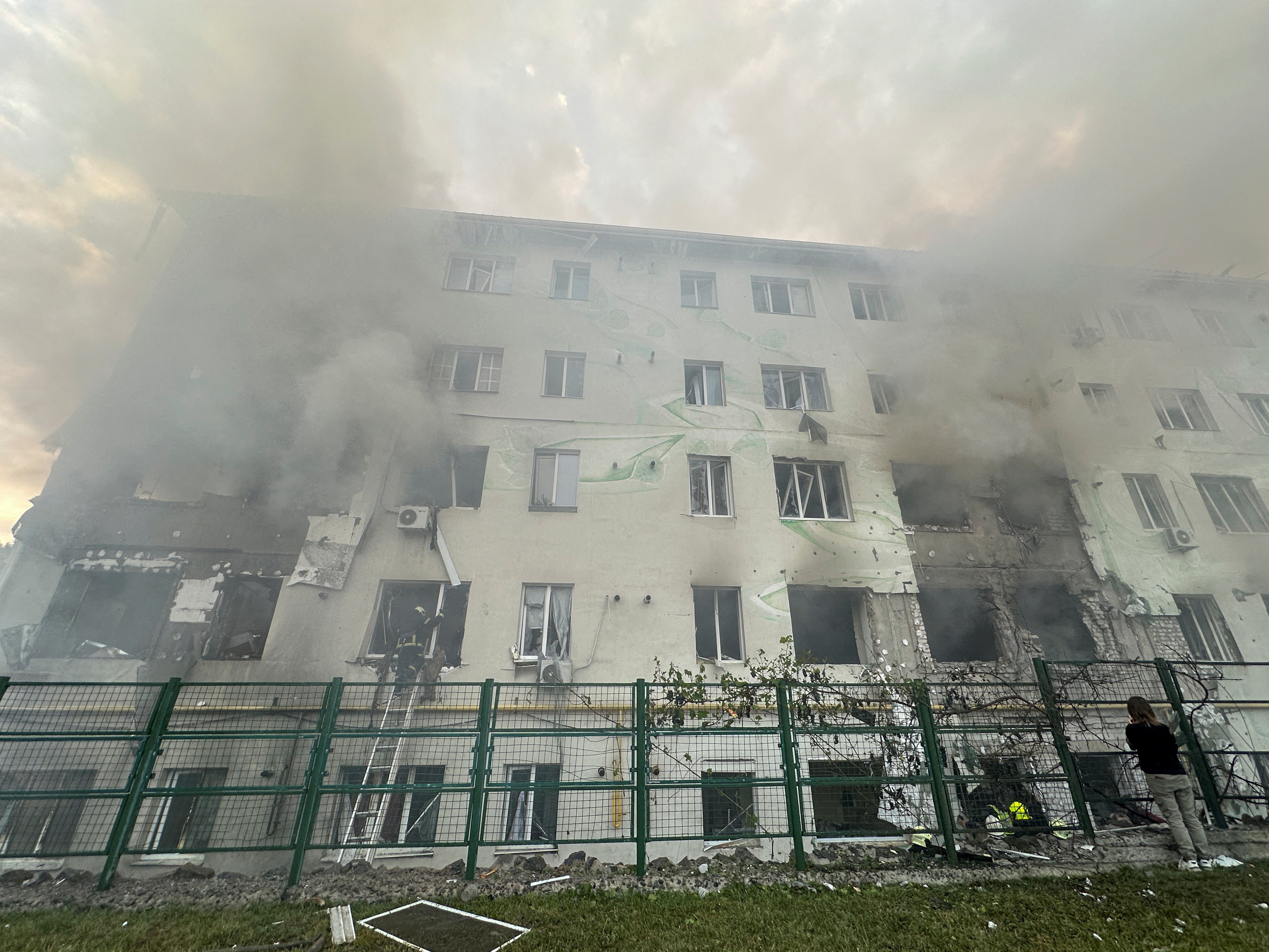 Horas antes de conversa entre Zelensky e Trump, ataque da Rússia na Ucrânia deixa 3 mortos e 17 feridos 