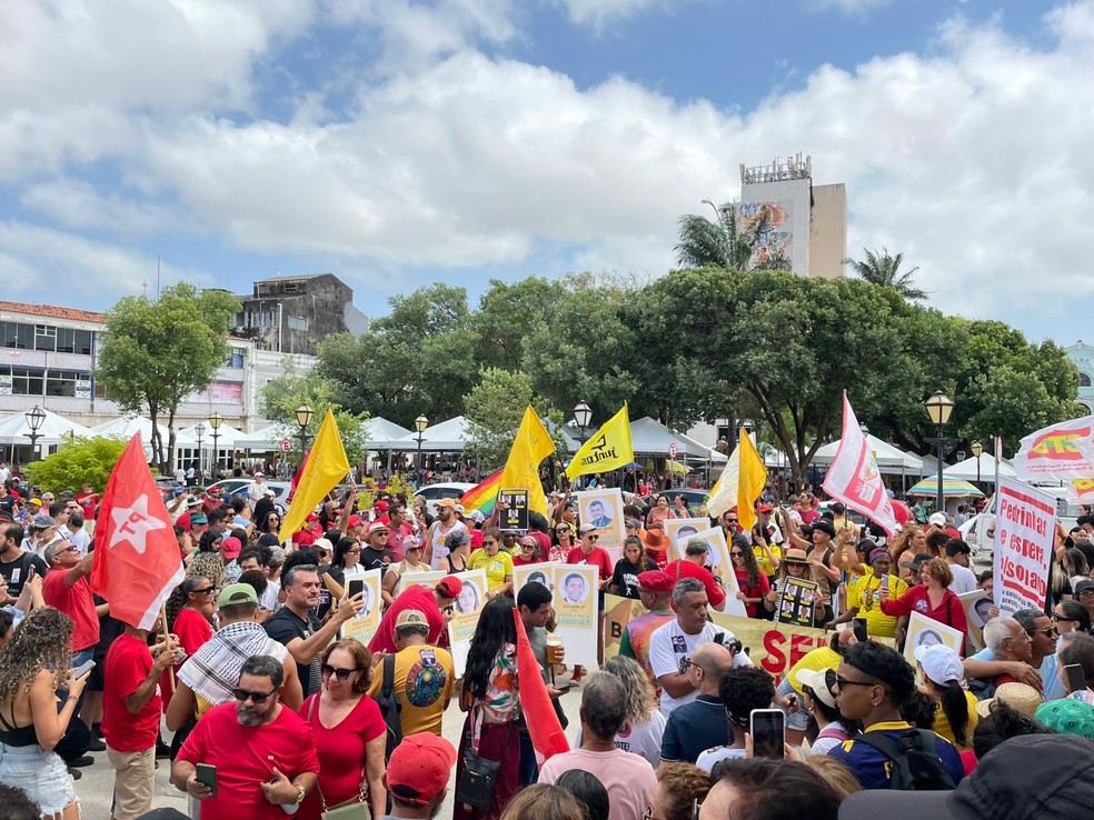 Manifestantes se reúnem em ato contra a PEC da Blindagem em São Luís — Foto: Larissa Carneiro/g1 MA