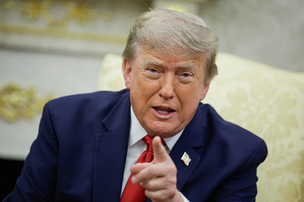 O presidente dos EUA, Donald Trump, aponta o dedo durante uma reunião bilateral com o primeiro-ministro iraquiano, Ali al-Zaidi (não aparece na foto), no Salão Oval da Casa Branca, em Washington, DC, EUA, em 14 de julho de 2026 — Foto: REUTERS/Evan Vucci