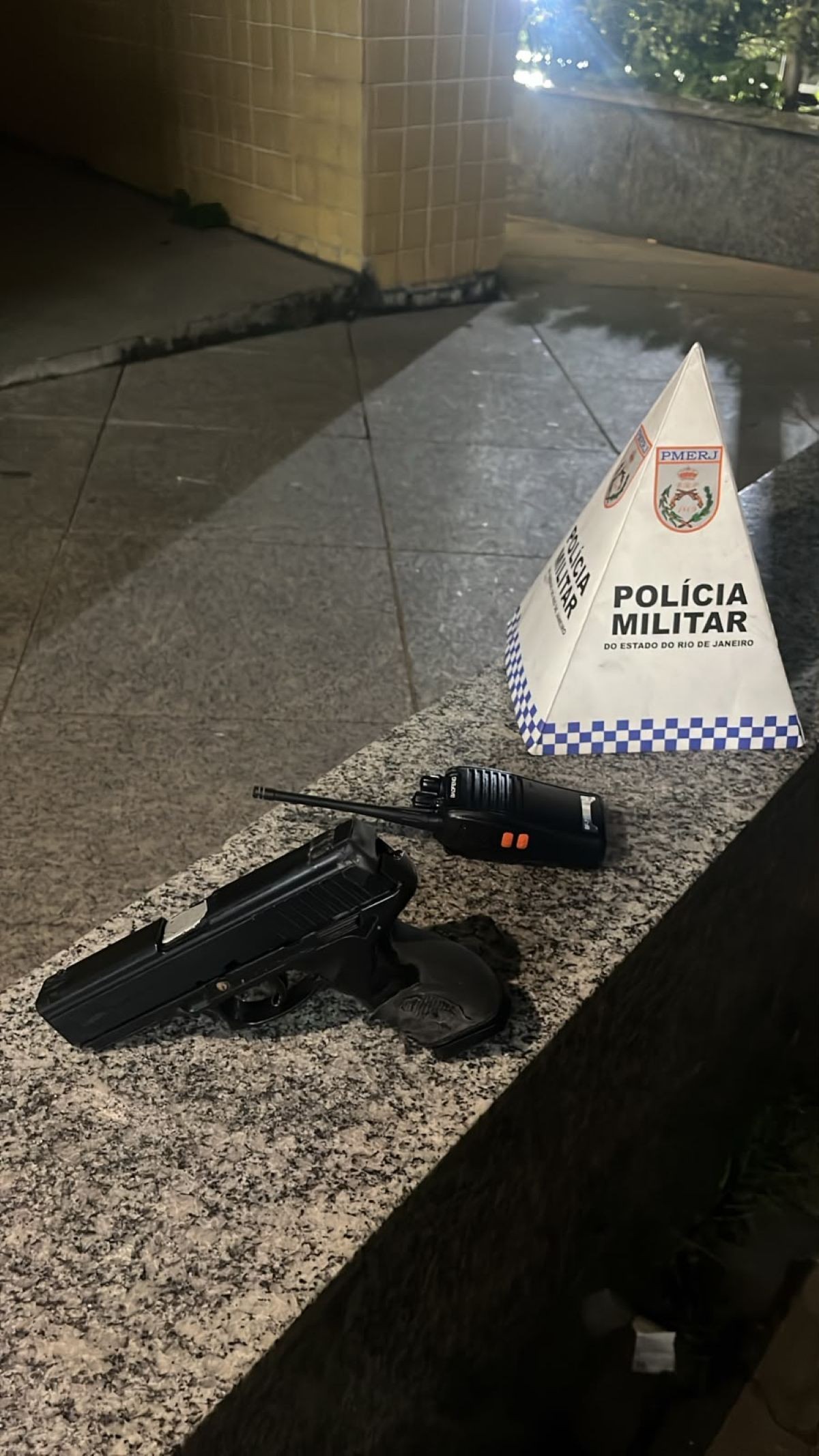 Homem é preso com simulacro de pistola e rádio comunicador em Três Rios
