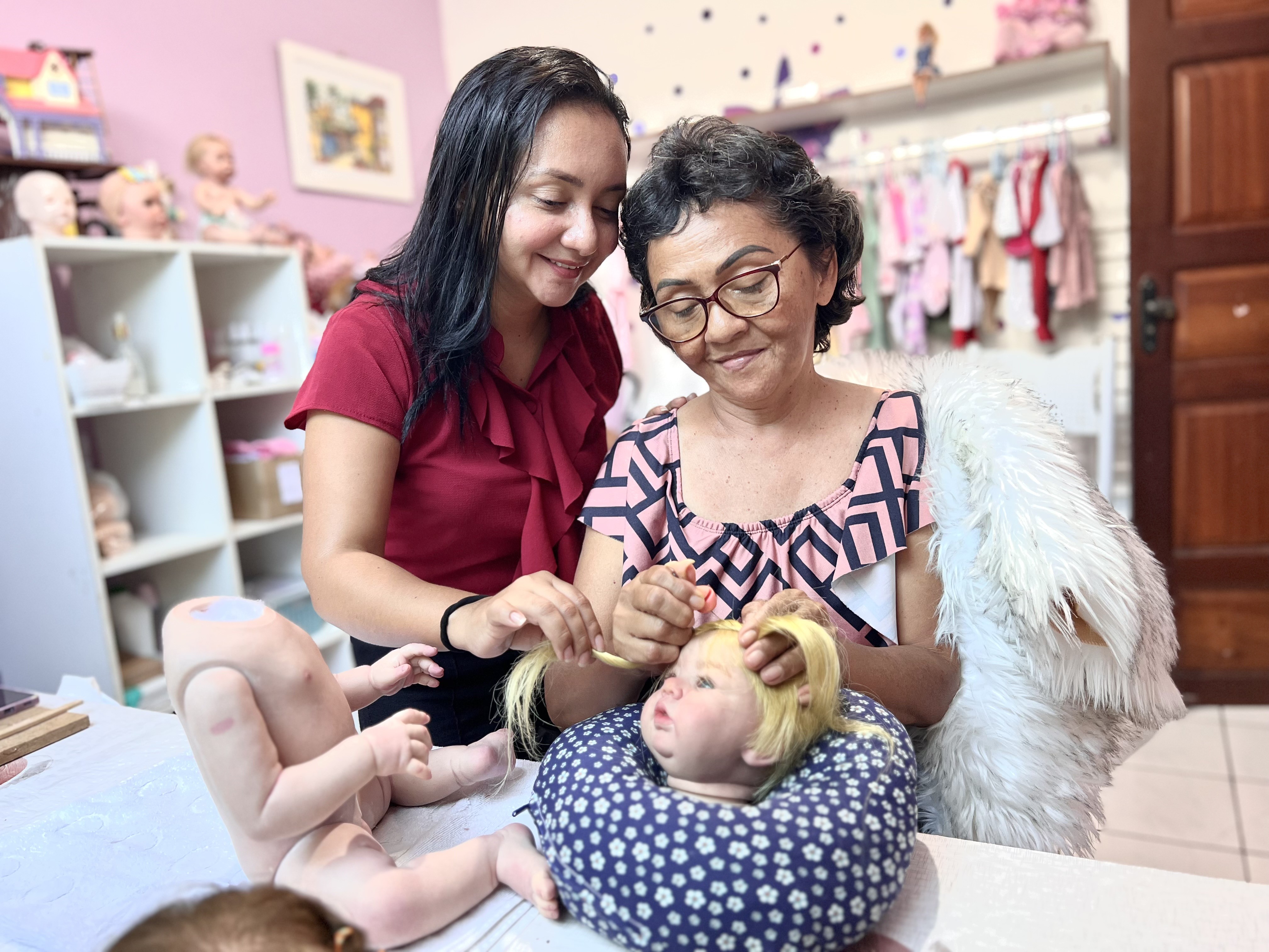 Bebês reborn: Mãe e filha criam bonecas realistas em RR e transformam passatempo em renda com peças de até R$ 1,2 mil