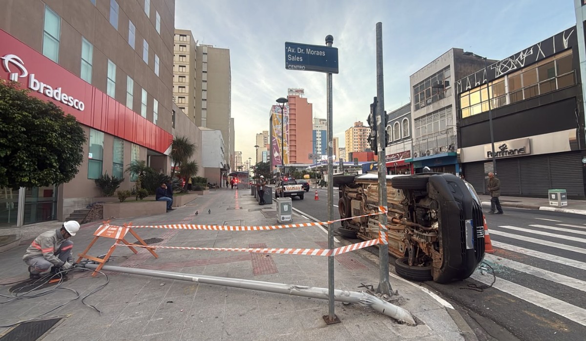 Picape capota após ser atingida por furgão em cruzamento no Centro de Campinas, e poste é danificado