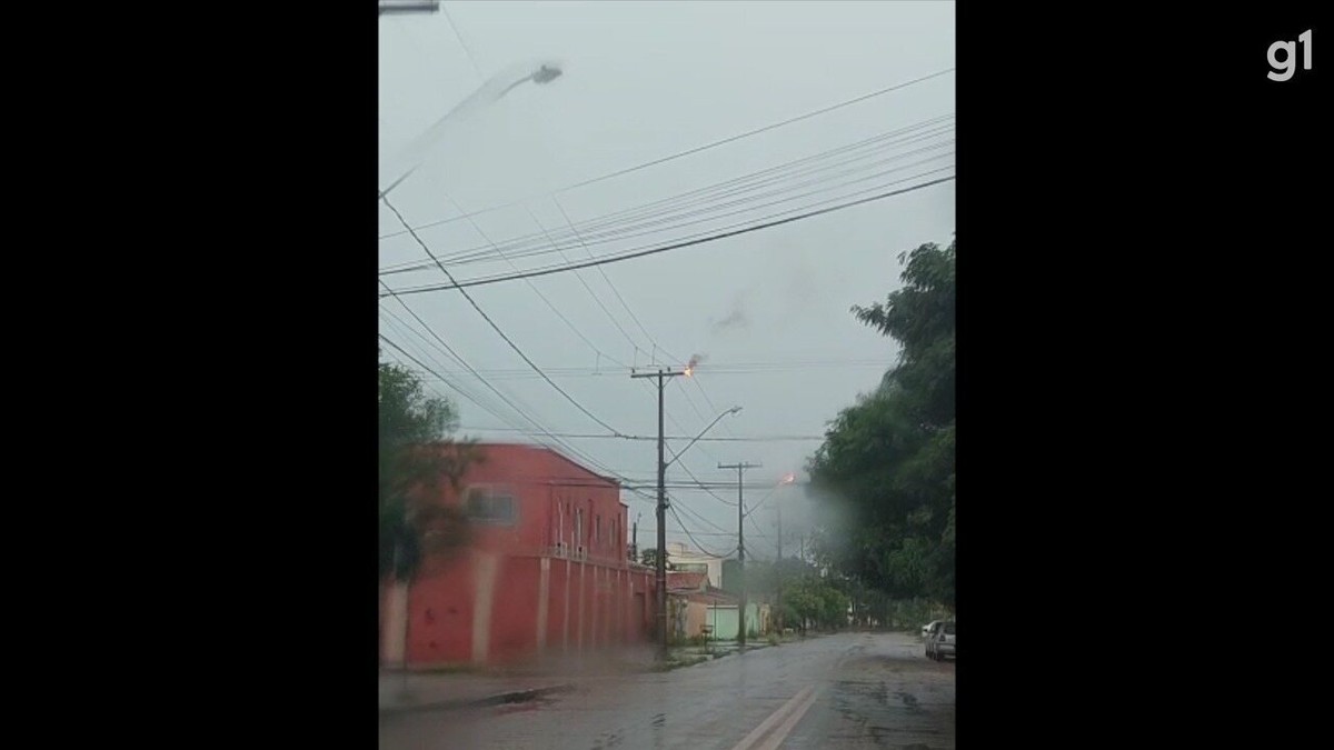 O Cabo De Extensão Está Deitado No Chão Com Grande Consumo De Corrente Que  O Fio Pegou Fogo. O Conceito De Alta Energia Foto de Stock - Imagem de  afeto, falha: 211429110