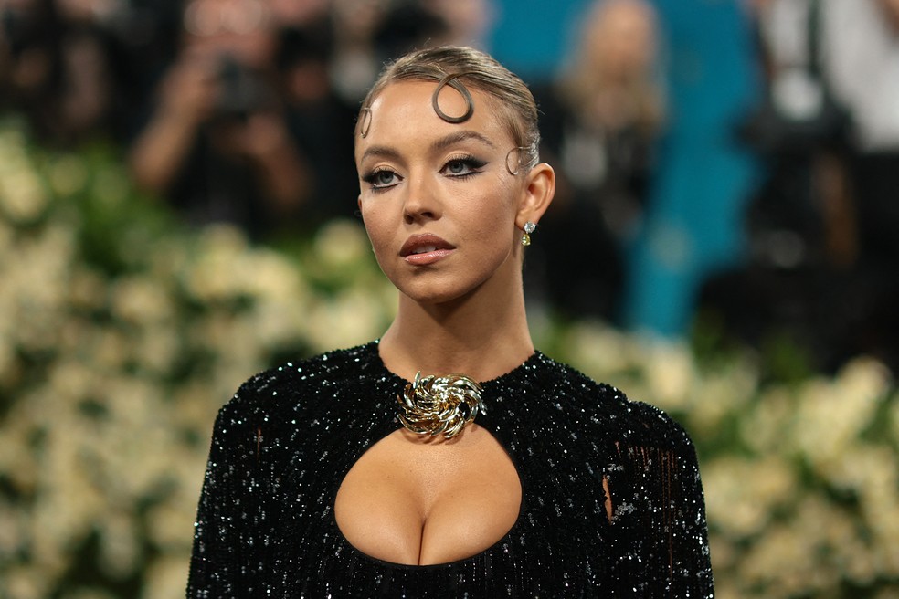 Sydney Sweeney chega ao Met Gala 2025 — Foto: Dimitrios Kambouris / Getty Images via AFP