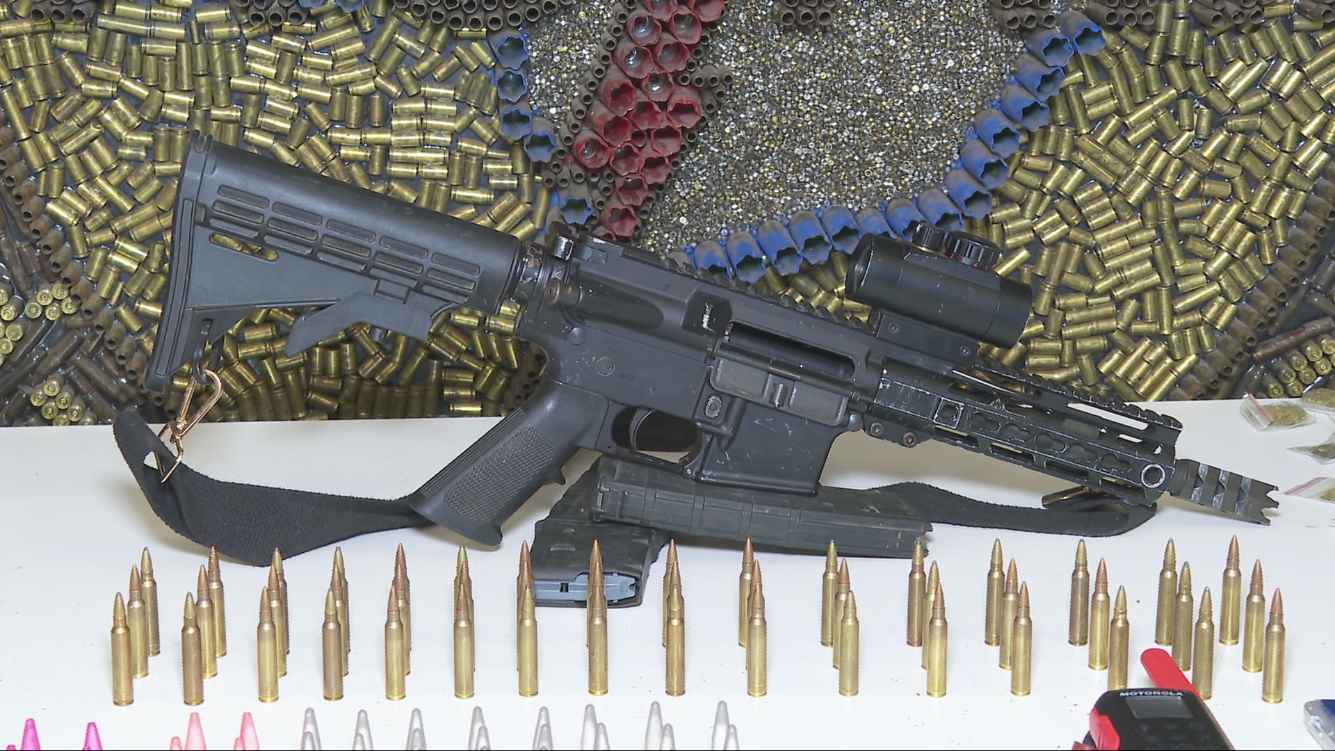 Dois homens são presos com fuzil e  drogas no Morro das Pedras em BH