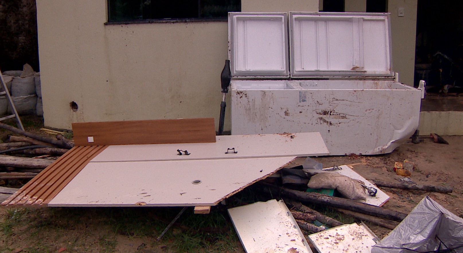 VÍDEO: Chuva causa deslizamentos e deixa casas destruídas em bairros das Zonas Leste e Norte de Manaus