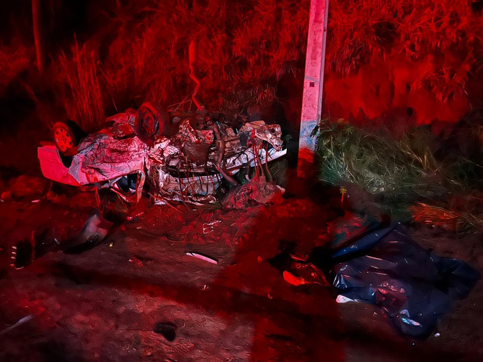 Jovens moreem em batida de carros no Paraná — Foto: Corpo de Bombeiros/ colaboração
