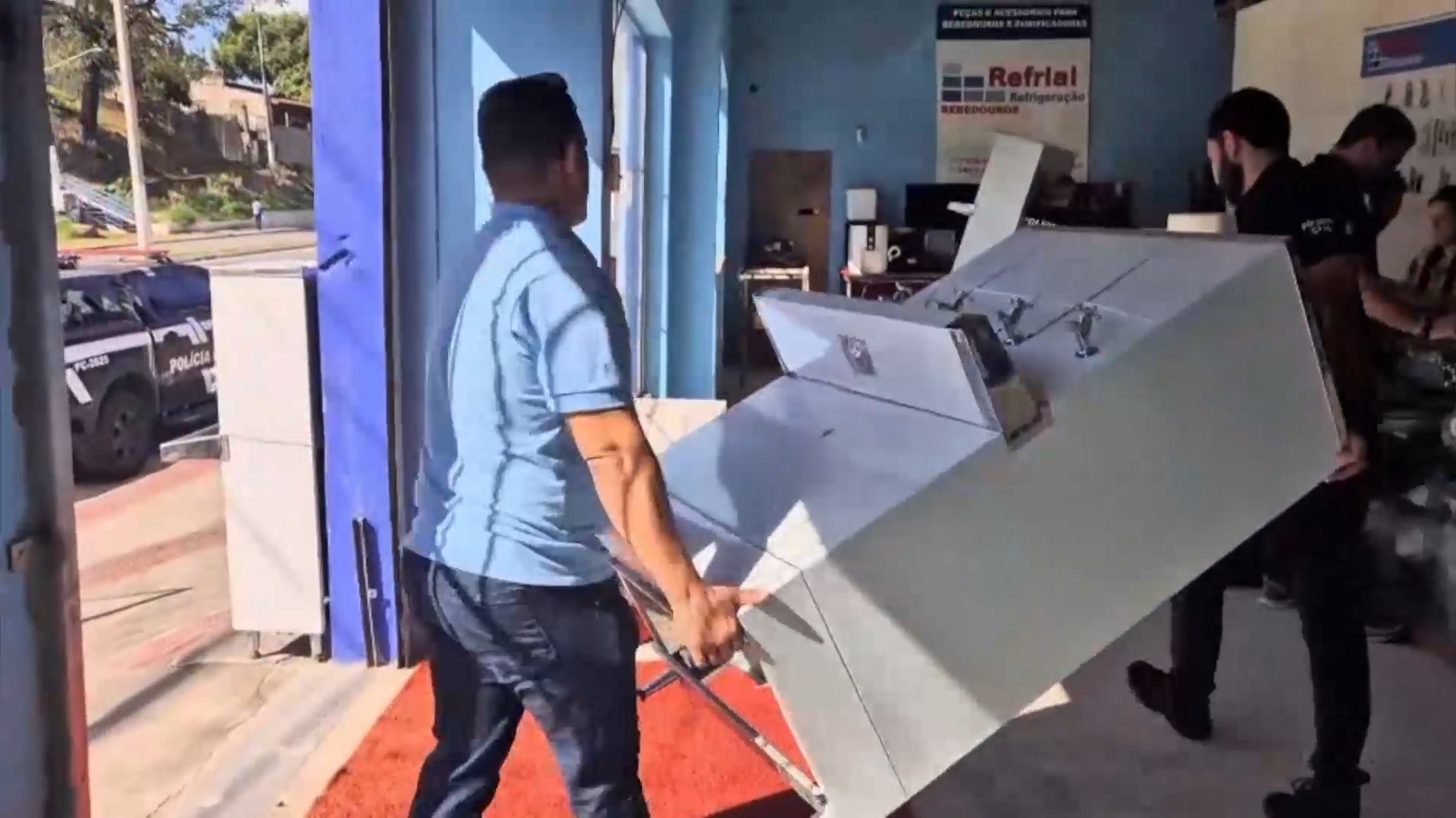 
Polícia fecha fábrica clandestina que vendia bebedouros com selo falso do Inmetro para escolas e igrejas no ES 