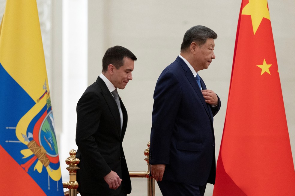 Presidente da China, Xi Jinping (à direita), recebe presidente do Equador, Daniel Noboa, em Pequim, na China, em 18 de agosto de 2026. — Foto: Andres Martinez Casares/Pool via REUTERS