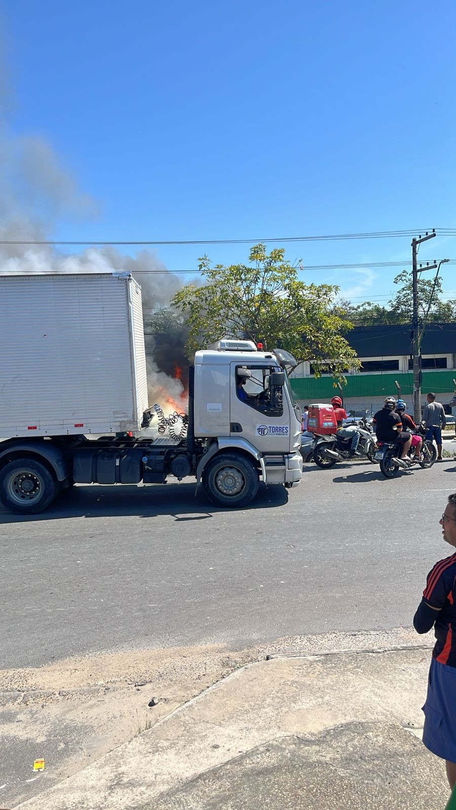 Motociclista morre carbonizado em acidente na Zona Sul de Manaus