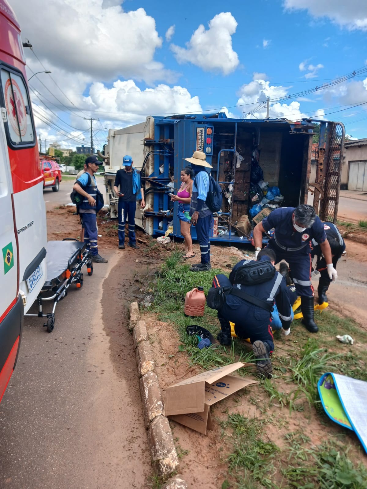 Caminhão de lixo tomba em via e deixa três garis feridos na capital do Acre