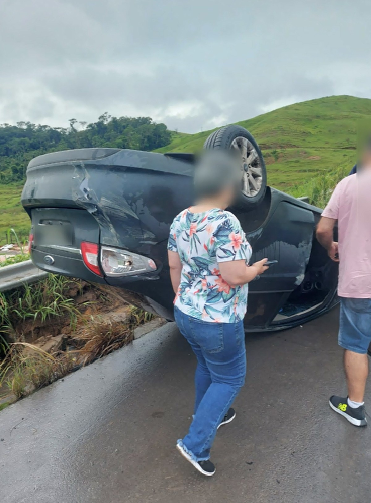 Carro Capota E Deixa Três Feridos Na Rodovia Do Contorno Em Volta Redonda Sul Do Rio E Costa 