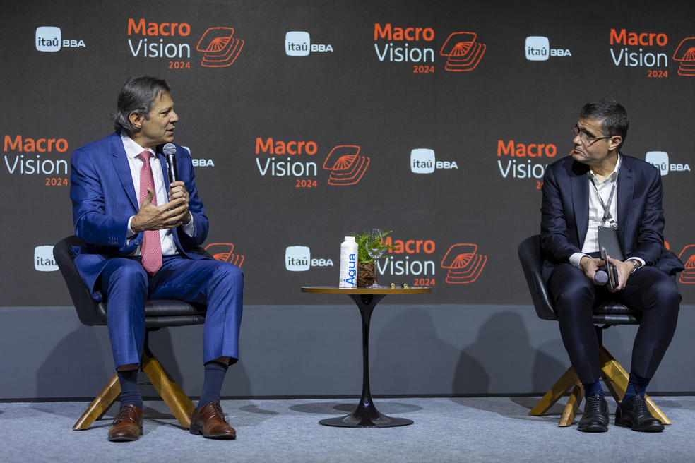 O ministro da Fazenda, Fernando Haddad, conversa com o economista-chefe do Itaú Unibanco, Mario Mesquita, no evento Macrovision nesta segunda-feira (14) — Foto: Divulgação/Itaú