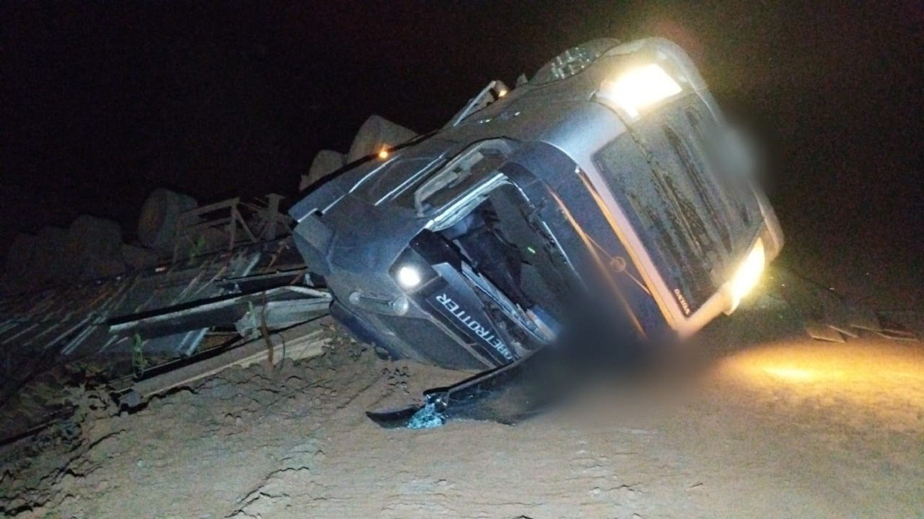 Motorista morre preso às ferragens após caminhão tombar em estrada na zona rural 