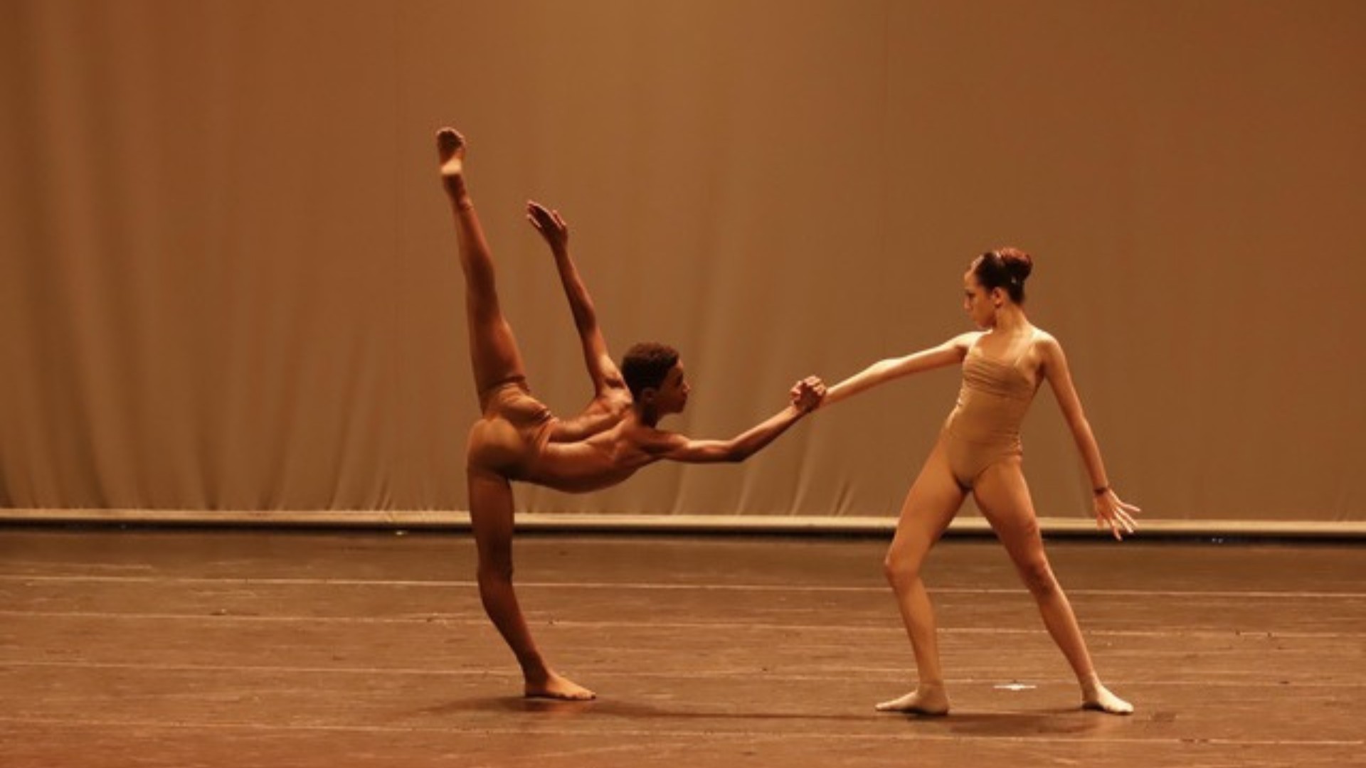 Iniciativa social 'Pé de Moleque' abre espetáculo clássico da São Paulo Companhia de Dança em Uberlândia 
