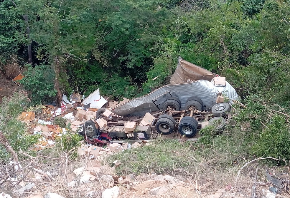 Caminhão caiu em ribanceira após sair da pista na BA-148, no sudoeste da Bahia — Foto: Blog Regional