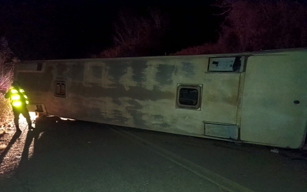 Ônibus ficou atravessado na via após o acidente — Foto: Polícia Rodoviária Estadual