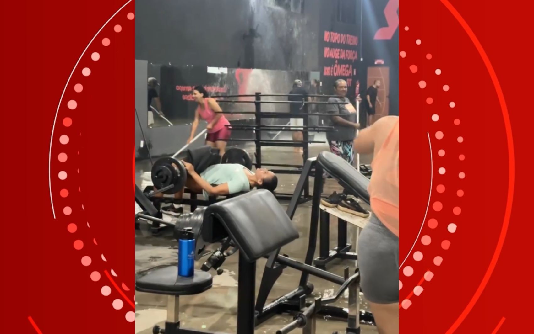 Mulher mantém treino durante alagamento de academia na Bahia e viraliza nas redes sociais
