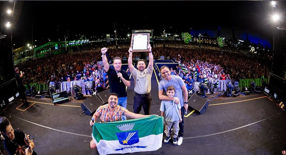 Xand Avião recebe título de Cidadão Natalense durante show no São João de Natal — Foto: Reprodução/Instagram