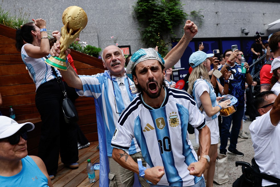 Torcedores comemoram durante a semifinal entre Inglaterra e Argentina no Rockefeller Center, em Nova York (EUA), em 15 de julho de 2026. — Foto: Jeenah Moon/Reuters