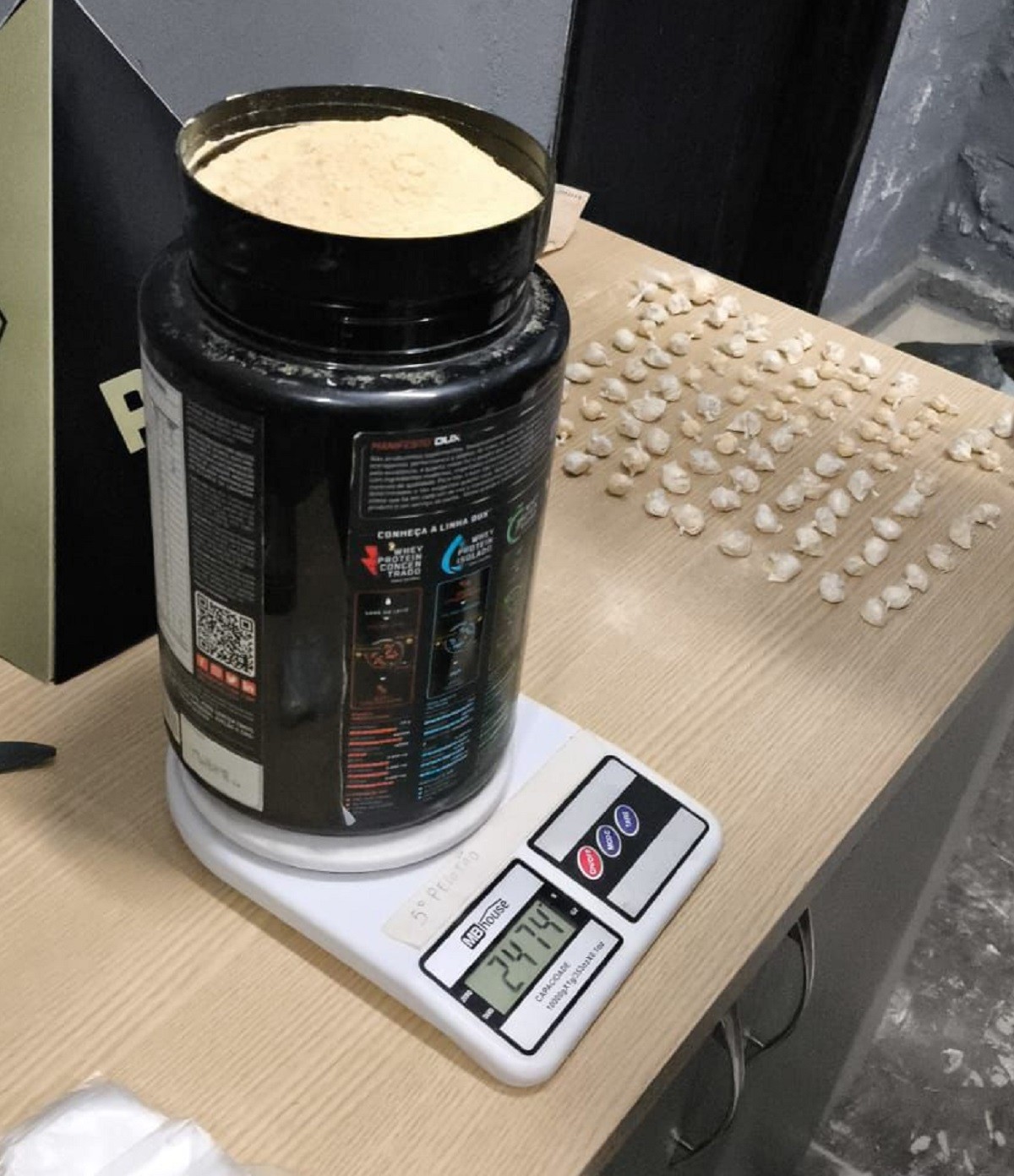 Pote de whey vira esconderijo de cocaína, mas PM descobre a droga