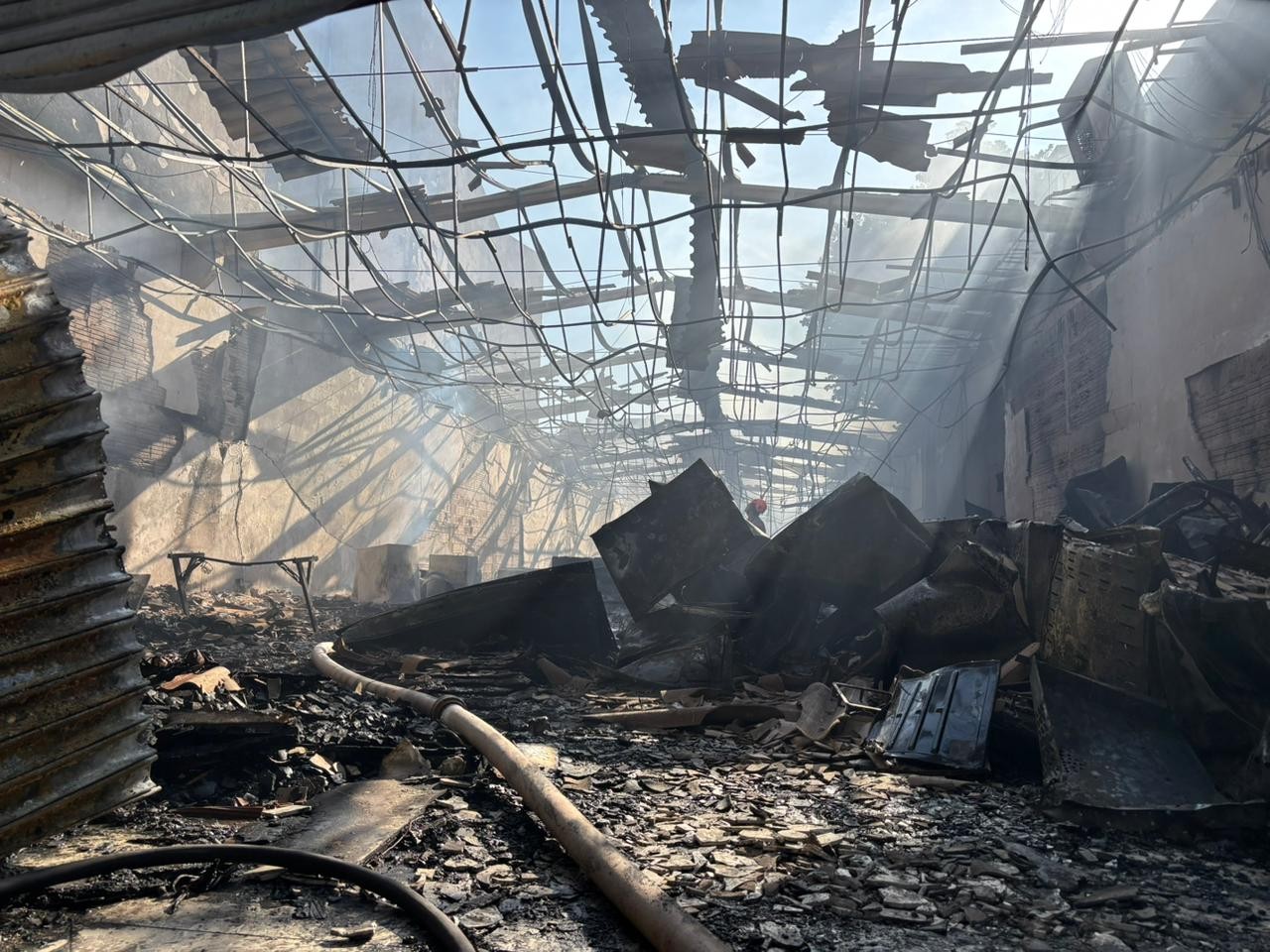 Incêndio de grandes proporções destrói loja de móveis no centro de Corumbá