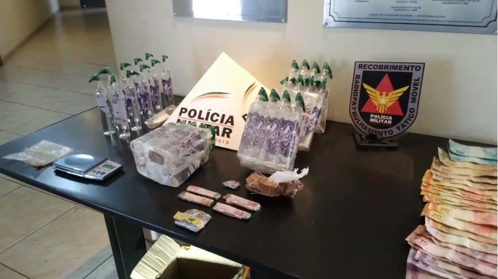Jovem é preso com 60 frascos de lança-perfume, maconha e cocaína em Governador Valadares