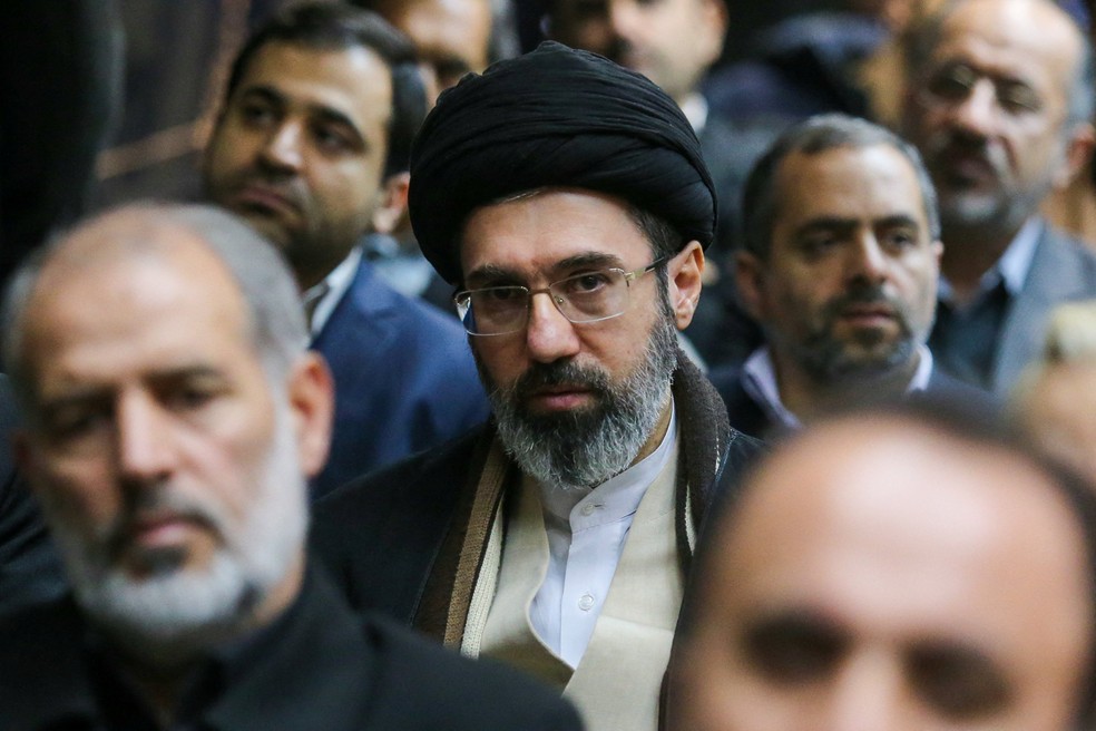 O novo líder supremo do Irã, Mojtaba Khamenei, participa de uma reunião em Teerã, Irã, em 18 de julho de 2016 — Foto: Amir Kholousi/ISNA/WANA via Reuters
