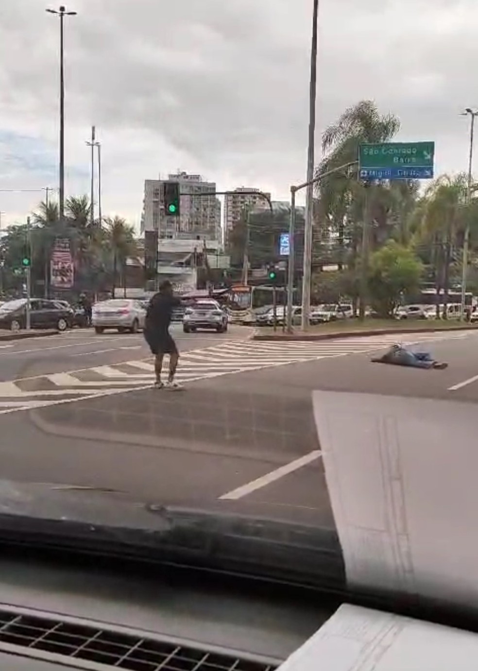 Policial civil aposentado aponta arma para homem que ele mesmo baleou em reação a assalto — Foto: Reprodução