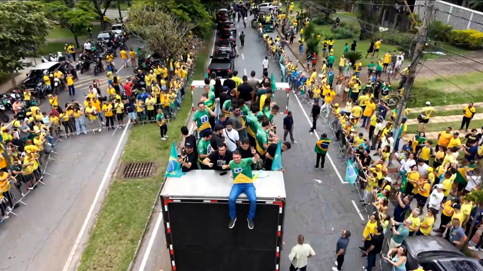 Flávio Bolsonaro do (PL) sobe em carro de som acompanhado de Nikolas Ferreira (PL) e Cleitinho Azevedo (Republicanos) — Foto: TV Globo/ Thiago Phillip