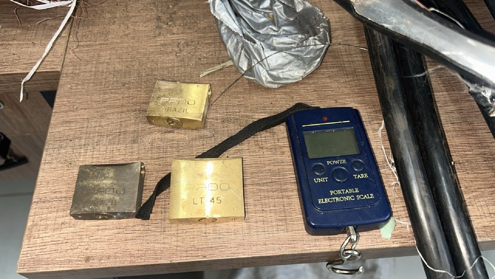 2 de 2
Foram localizados uma balan&ccedil;a de precis&atilde;o, cadeados, fios e cabos de cobre, capas de alum&iacute;nio e tubos de cobre de aparelhos de ar-condicionado &mdash; Foto: Pol&iacute;cia Civil