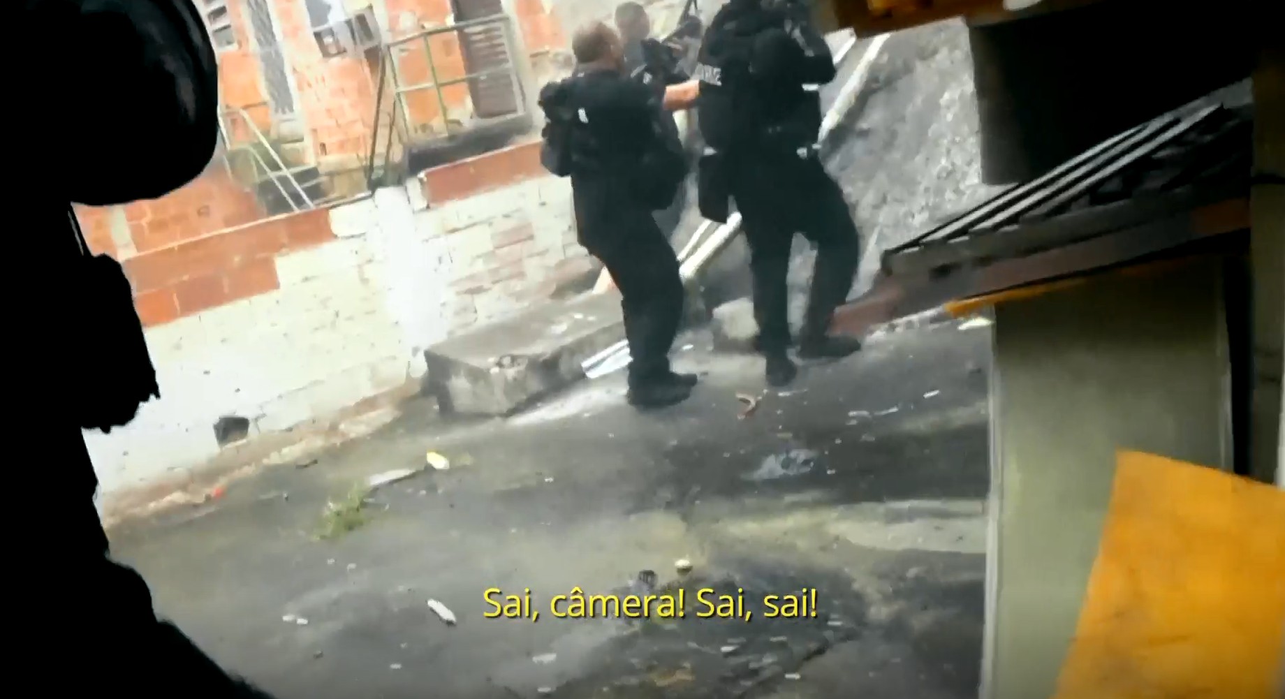 ‘Tá filmando! Sai’: Documentário traz imagens de troca de tiros e resgate de delegado baleado em megaoperação no Rio 