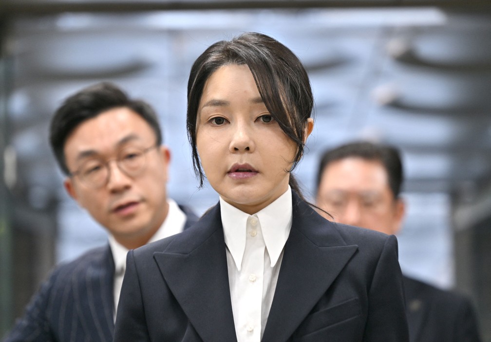 Ex-primeira-dama sul-coreana Kim Keon Hee, mulher do ex-presidente Yoon Suk Yeol, é presa em Seul em 12 de agosto de 2025. — Foto: Jung Yeon-Je/Pool/AFP