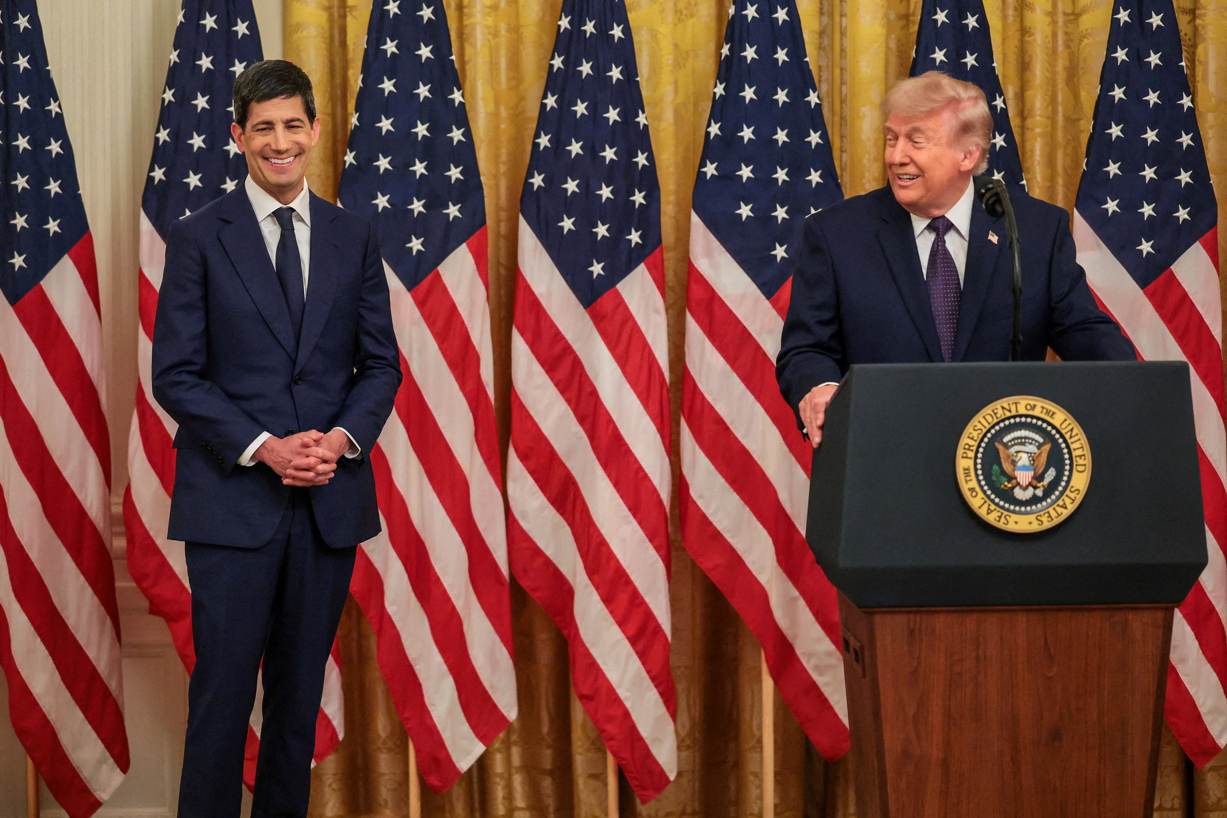 Trump ameniza tom e mantém apoio a Warsh apesar de Fed não cortar juros: 'Ele é brilhante'
