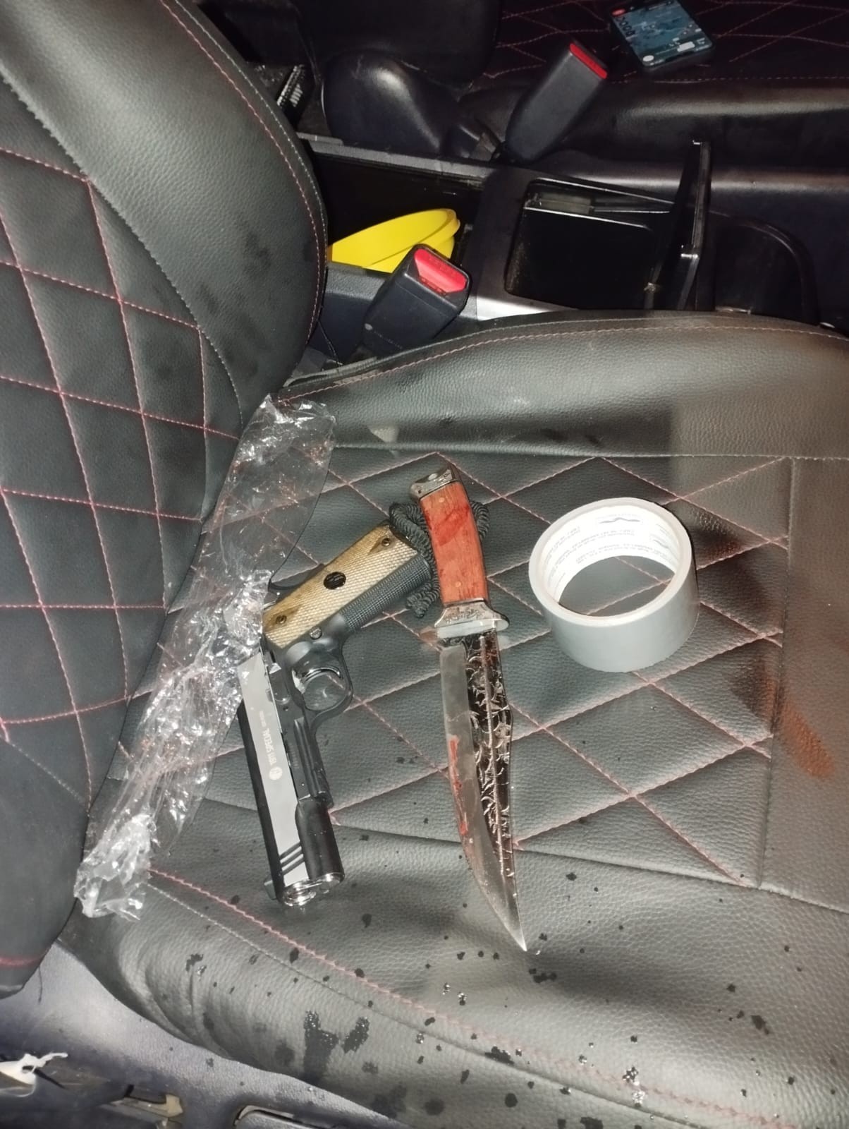 Homem é preso por tentativa de feminicídio e sequestro de ex-mulher em Piracicaba; PM apreende arma branca e airsoft