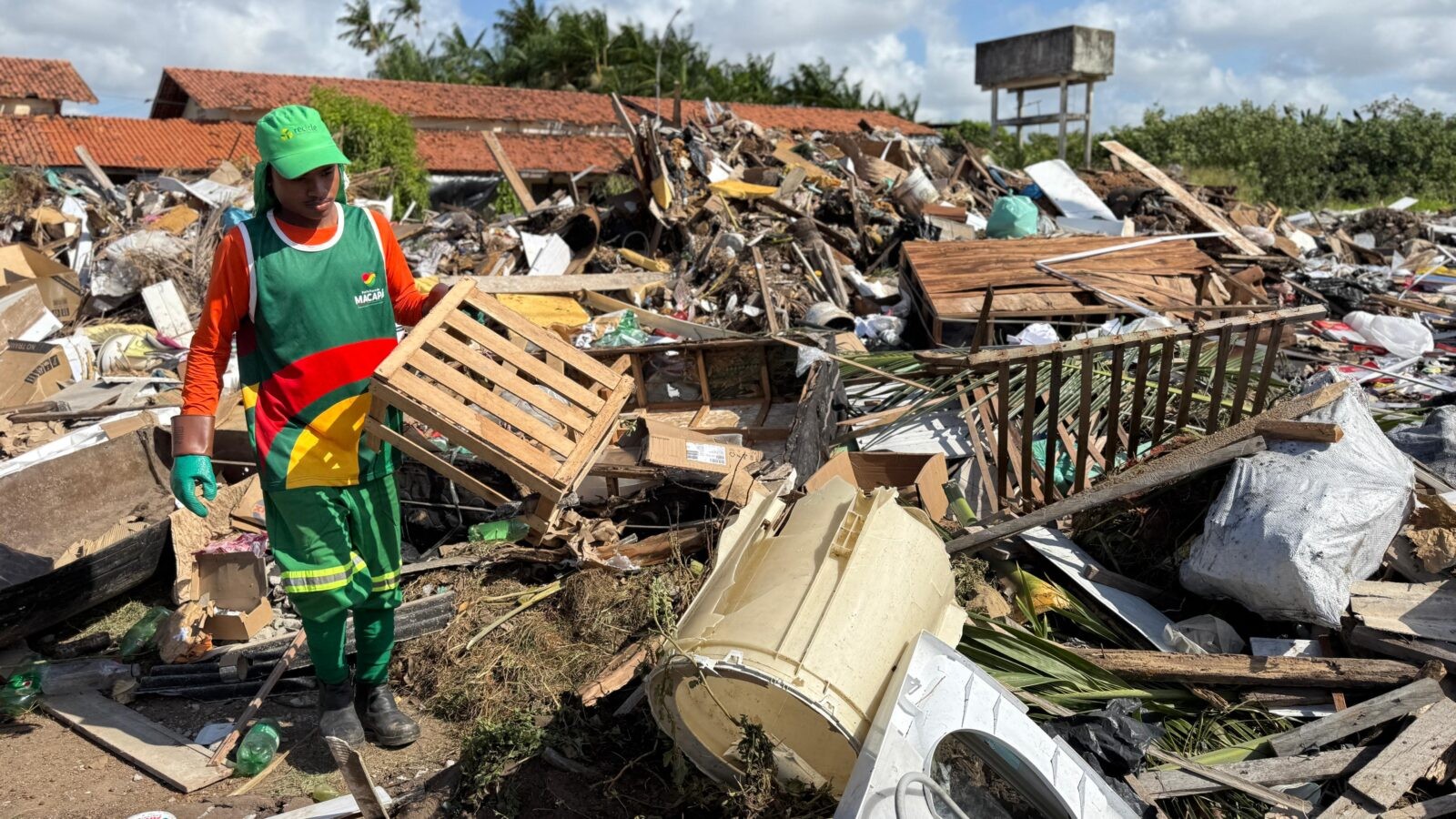 Ação inicia retirada de 40 toneladas de lixo no Perpétuo Socorro, em Macapá