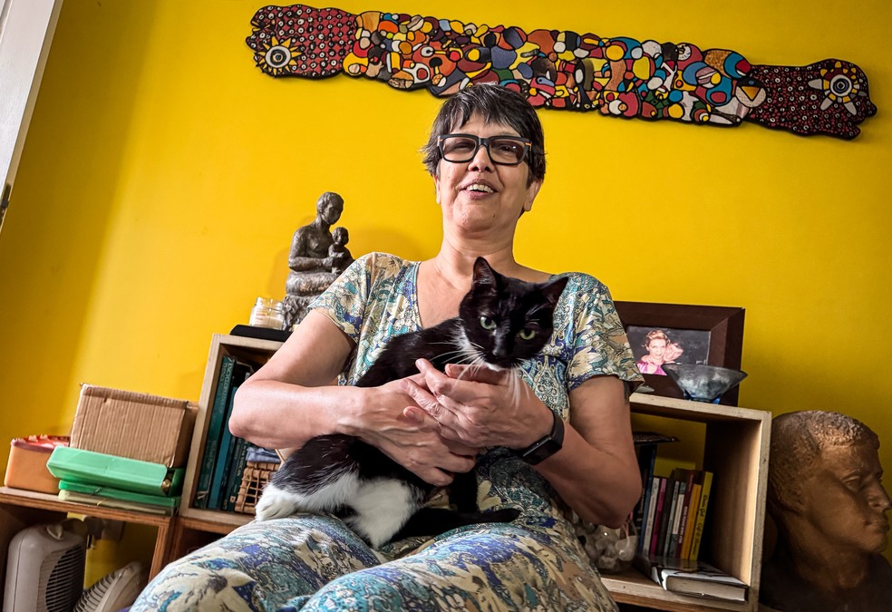 Lucia, paciente em cuidados paliativos, e sua gatinha, Beta. — Foto: Fábio Tito/g1