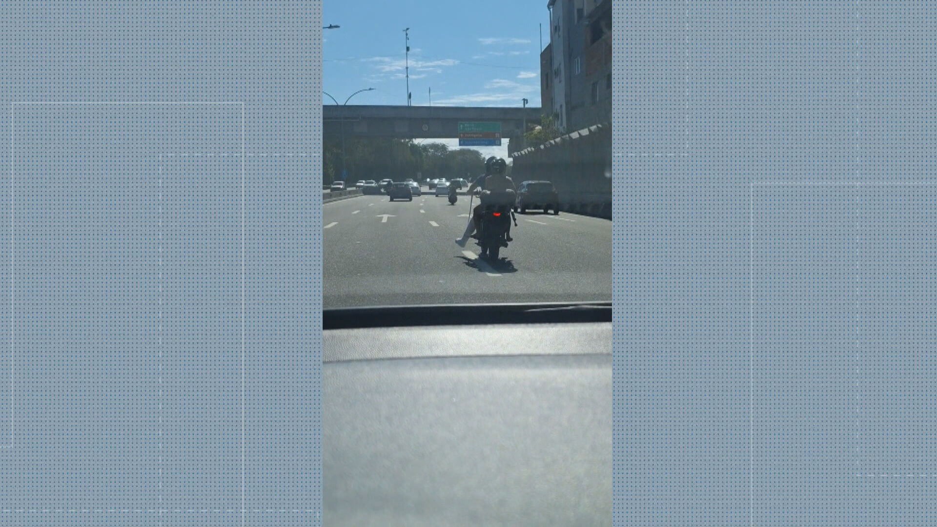 Motociclista com perna engessada troca marcha com cabo de vassoura; VÍDEO  