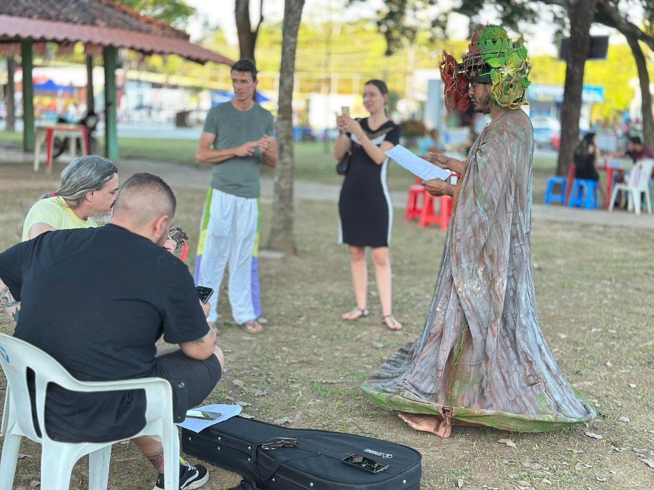 'Mafumeiras': espetáculo teatral aborda emergências climáticas em ensaios abertos ao público em Rio Branco