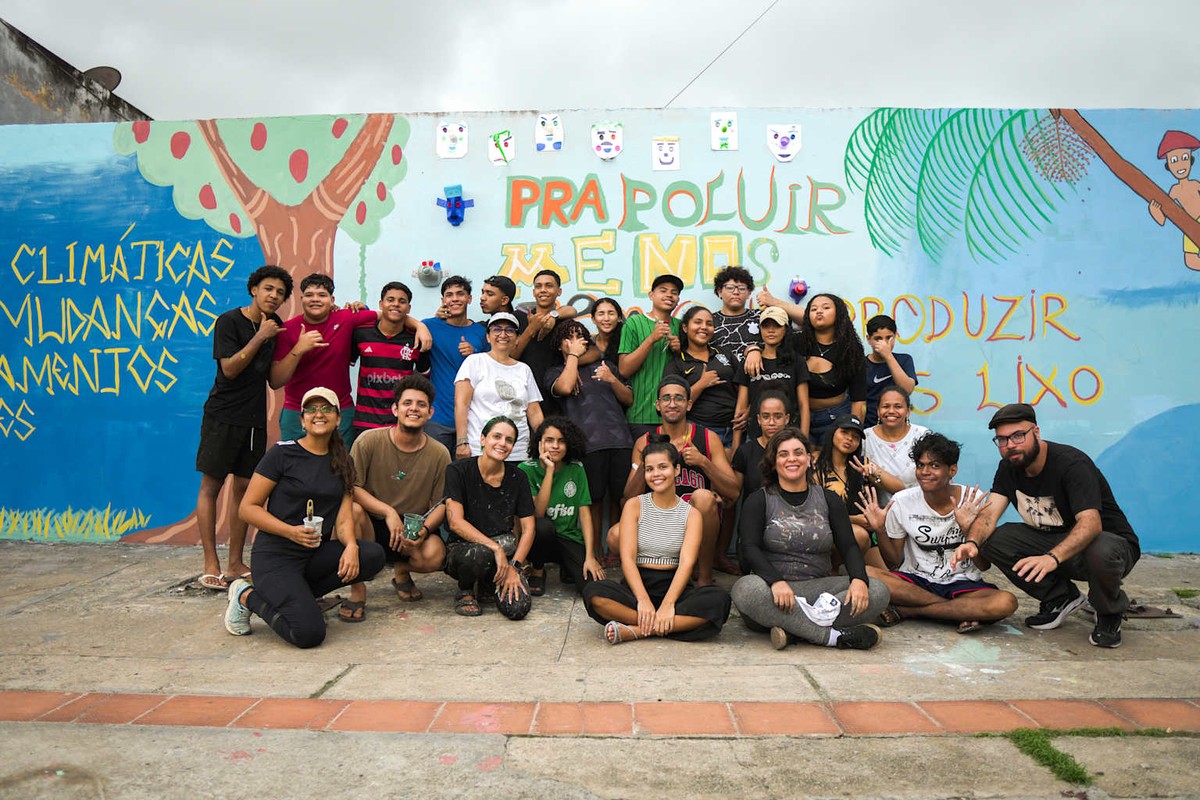 Alunos de escola pública na sede da COP 30 usam a arte para refletir sobre mudanças climáticas