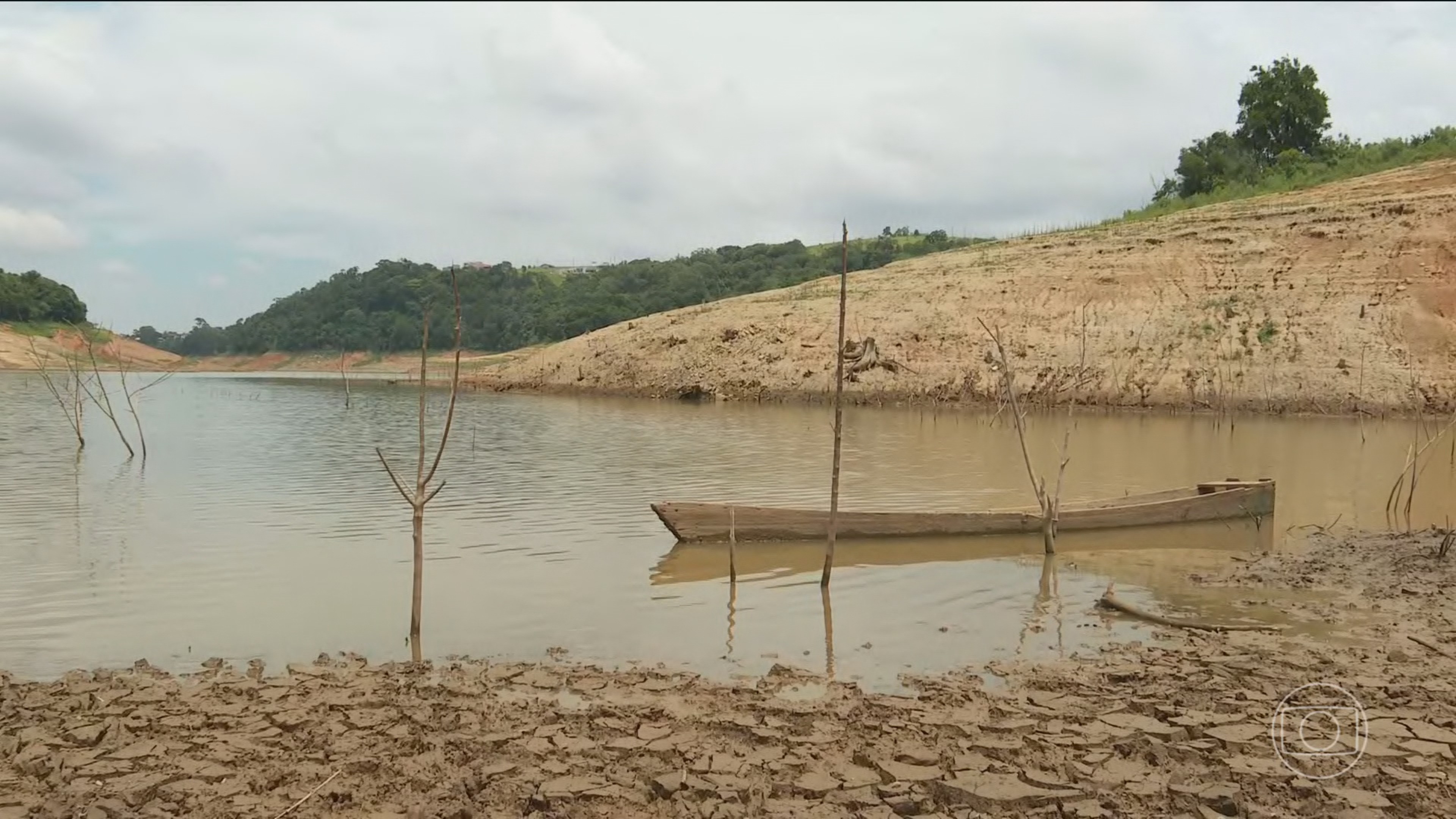 Reservatórios que atendem regiões metropolitanas estão em níveis críticos; autoridades alertam para necessidade de economia de água