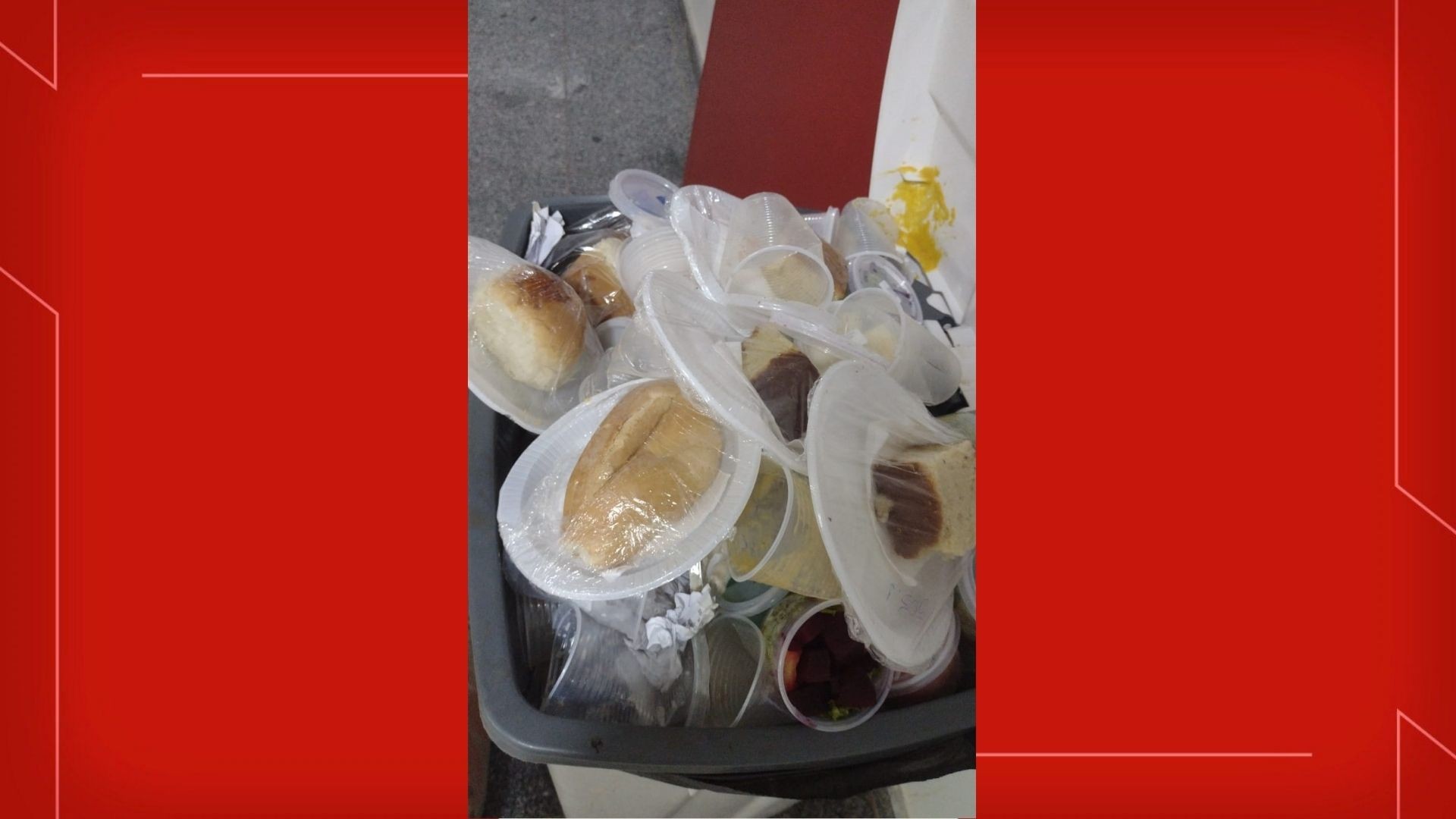 FOTOS: Comida embalada e pronta para consumo é jogada no lixo no Hospital de Base, no DF 