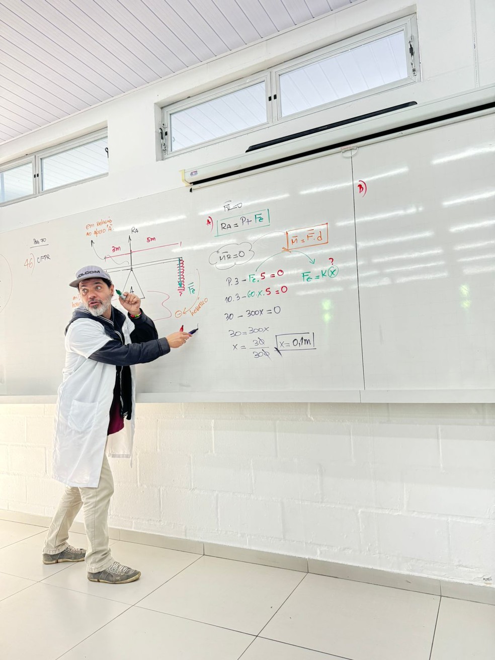 O professor Jean Silva em sala durante aula de f&iacute;sica. &mdash; Foto: Arquivo pessoal