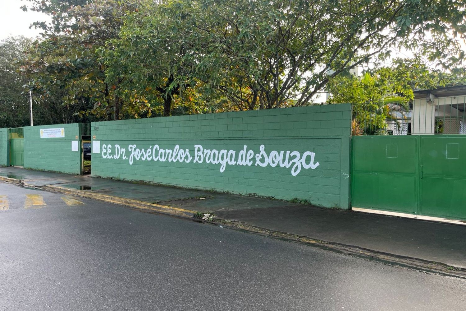 Aluno de 15 anos é esfaqueado nas costas por colega após briga por lugar na sala em escola no litoral de SP