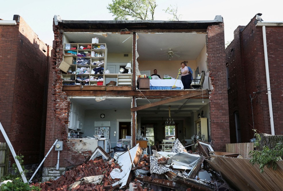 Fachada traseira de casa em St. Louis, no Missouri, nos EUA, desabou após passagem de tornado e fortes tempestades, em 16 de maio de 2025. — Foto: Lawrence Bryant/ Reuters