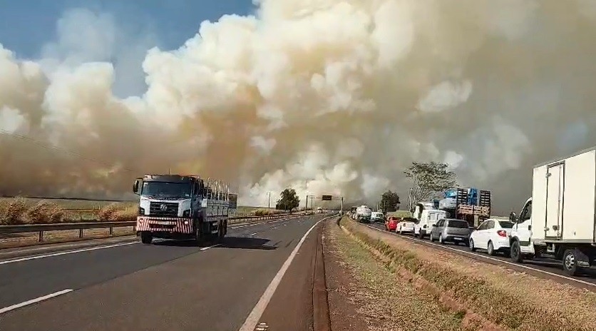 Incêndio em área de vegetação bloqueia trecho da rodovia Bauru-Jaú e impacta trânsito