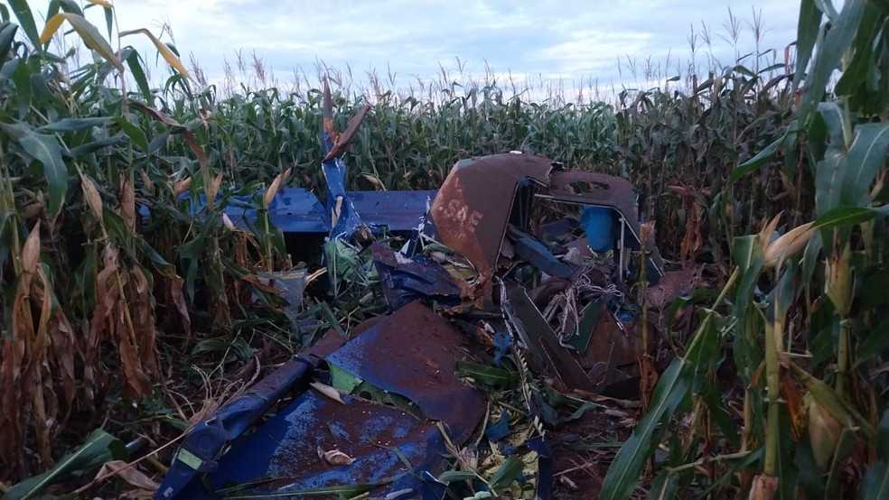 O avião ficou destruído e deixou Geovani preso às ferragens — Foto: Reprodução