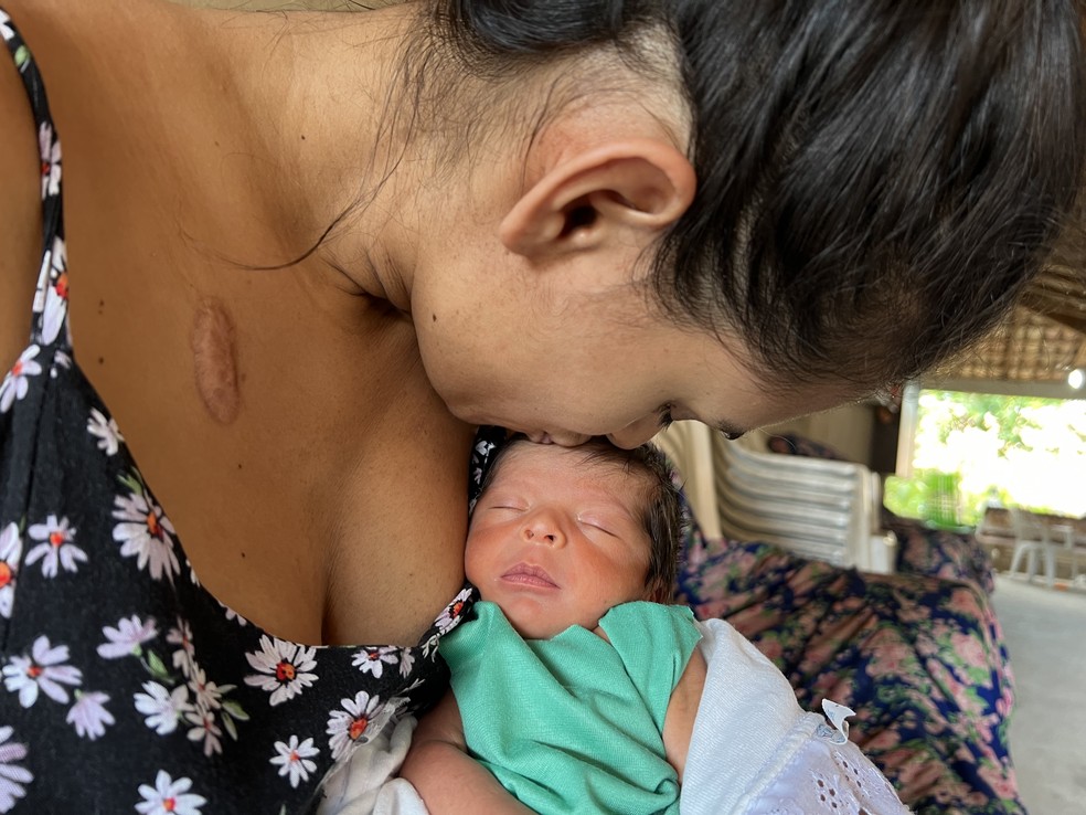 Leyla Araujo beijando o filho Bernado, nascido prematuro na maternidade de lona — Foto: Caíque Rodrigues/g1 RR