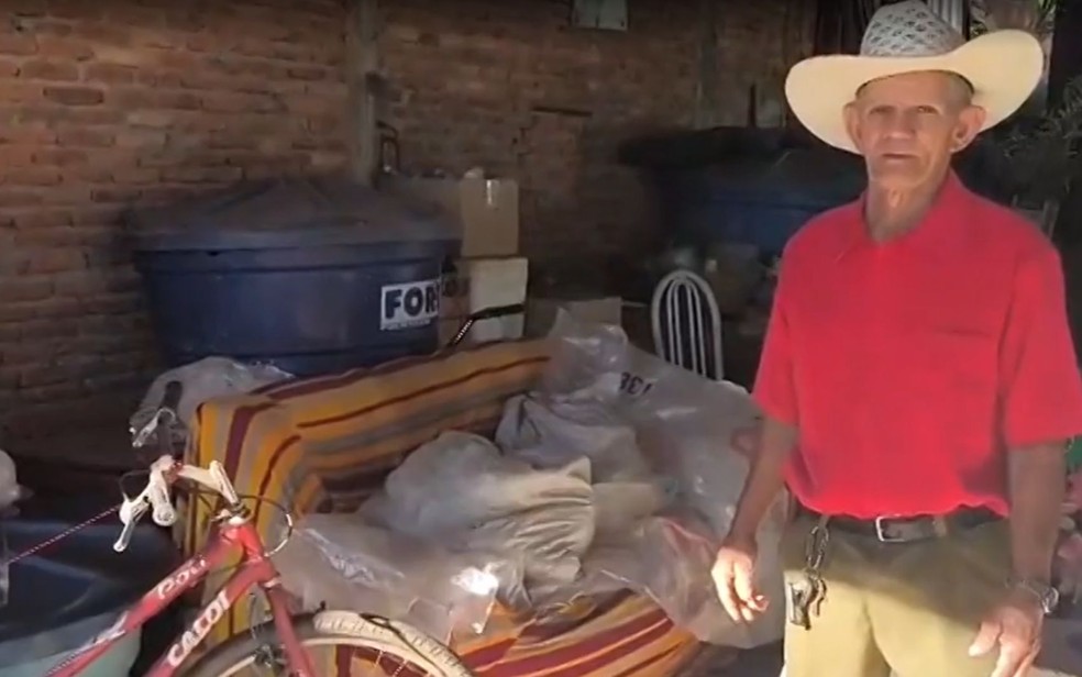 Jos&eacute; Borges passa por dificuldades financeiras ap&oacute;s ter a aposentadoria suspensa &mdash; Foto: Reprodu&ccedil;&atilde;o/TV Anhanguera