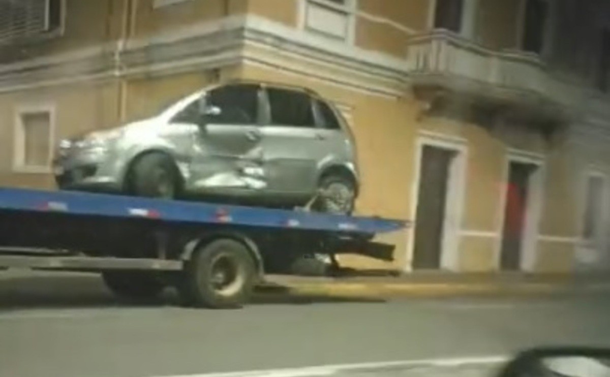 Acidente entre dois carros deixa homem ferido no Centro de Mogi das Cruzes